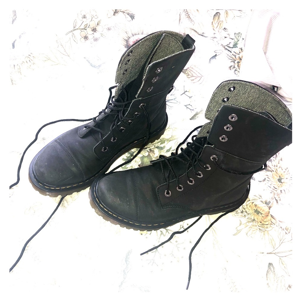 Dr Martens size 10 boot folds over retro look